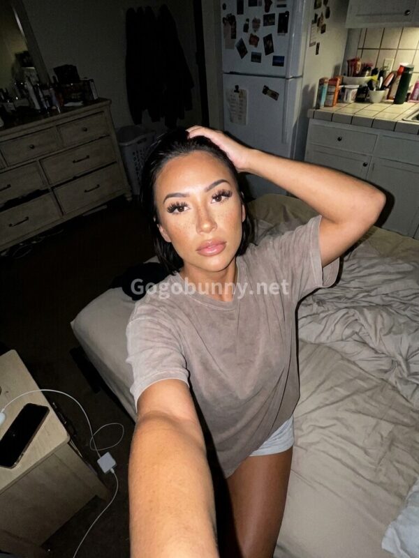 בירושלים והסביבה • חשפניות ישראליות • אלופת האווירה • אמיתית בהתחייבות • יוליה